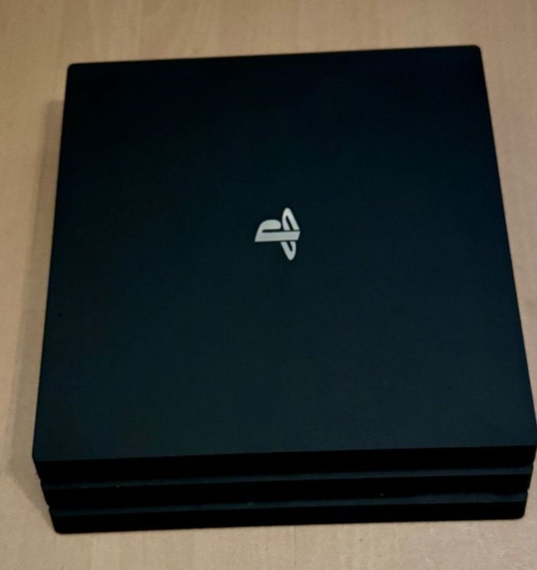 Sprzedam konsolę PS4 PRO