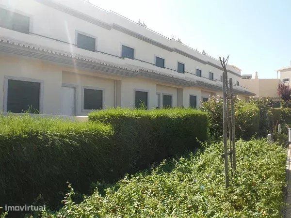 Vende-se moradia T4, em Condomínio Fechado