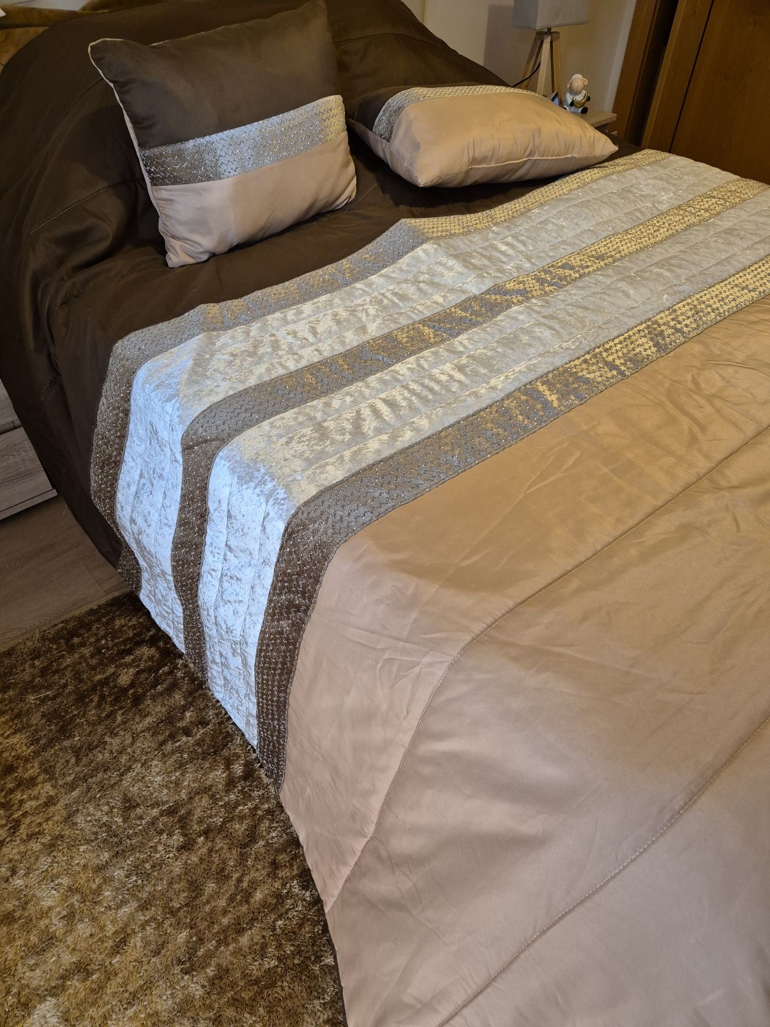 Roupa de cama e almofadas castanhas