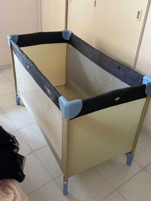 Cama de viagem de criança desmontável.