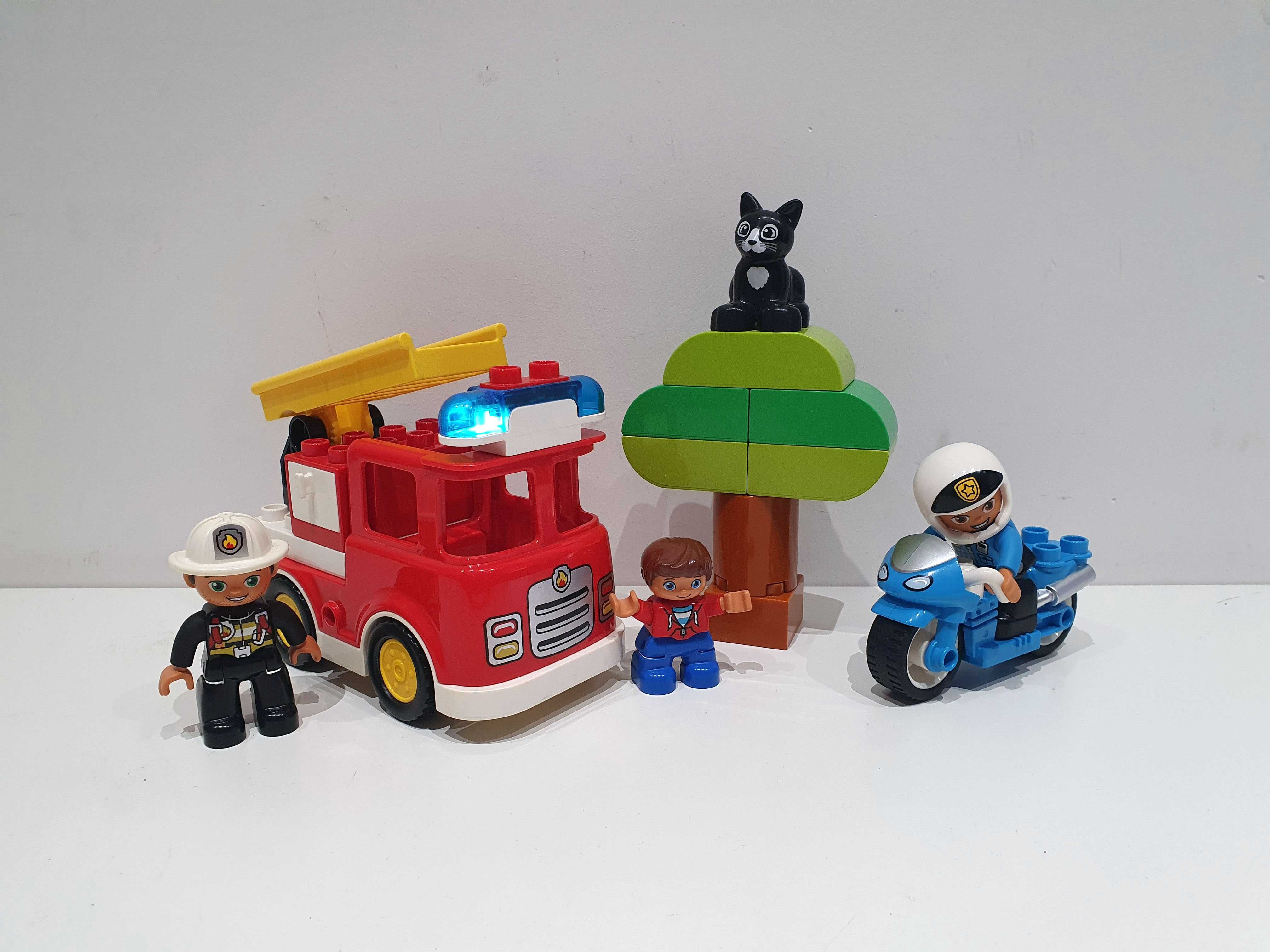 Lego DUPLO 10901 wóz strażacki + 10967 motocykl policyjny kot sygnał