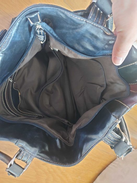 Mala de ombro azul marinha em verniz