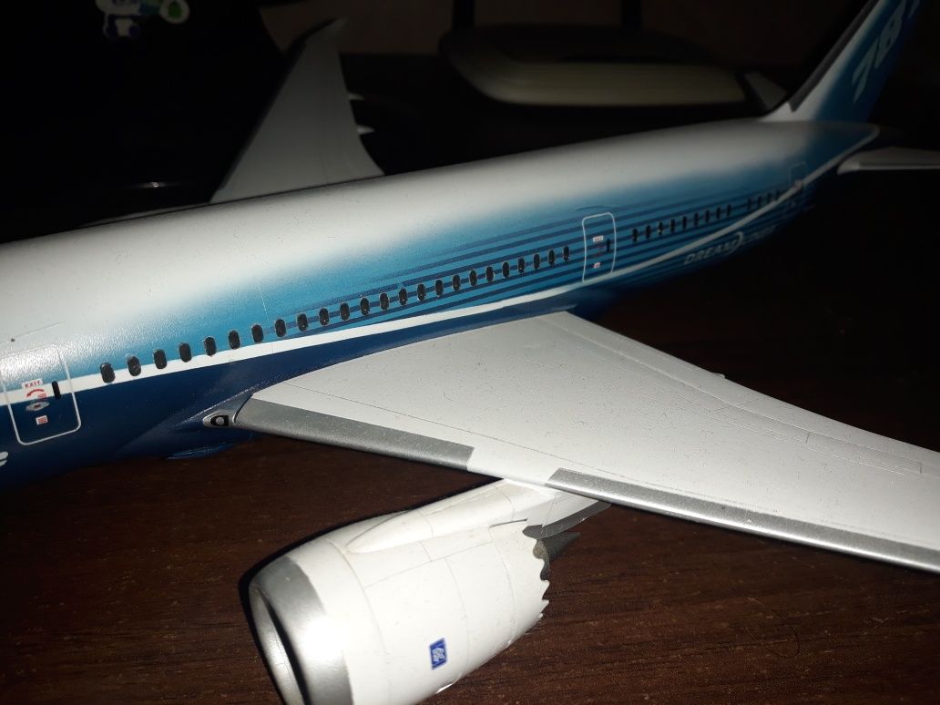 Модель самолёта Боинг (Boeing) 787-8 в 1:144 масштабе