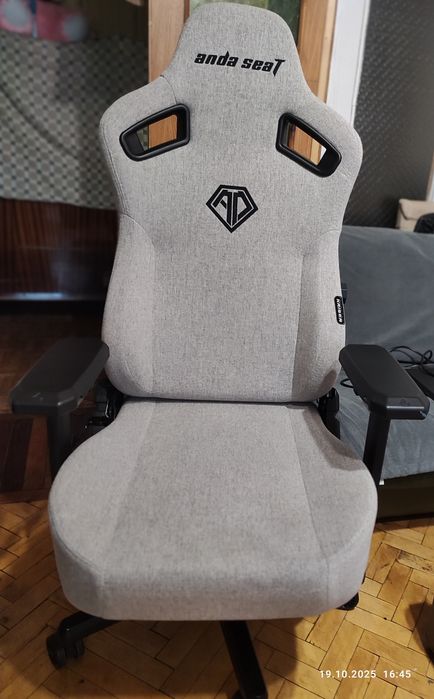 Комп'ютерне ігрове крісло AndaSeat Kaiser 3 у тканинному виконанні.