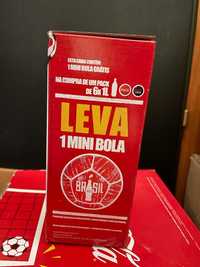 2 bolas da Coca Cola uma grande de futebol e uma pequena mundial Brasil em caixa novas