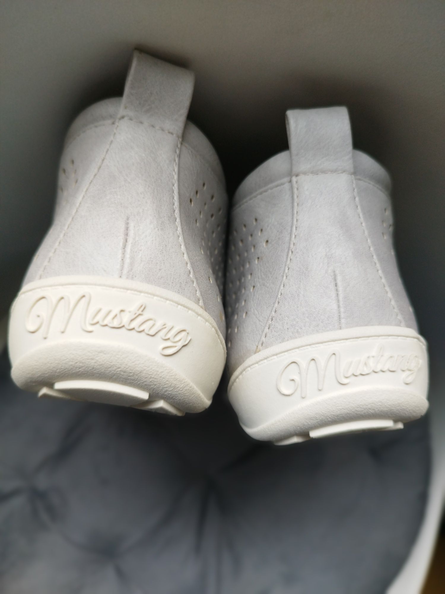 Buty damskie Mustang .