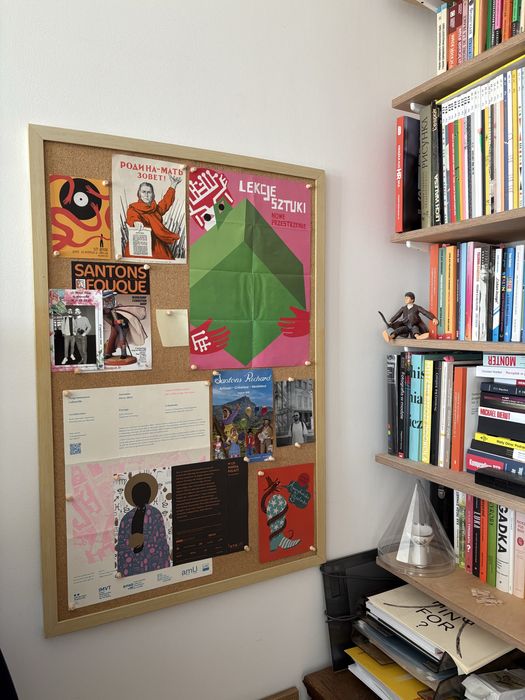 Tablica korkowa 94 x 64 cm z pinezkami w zestawie