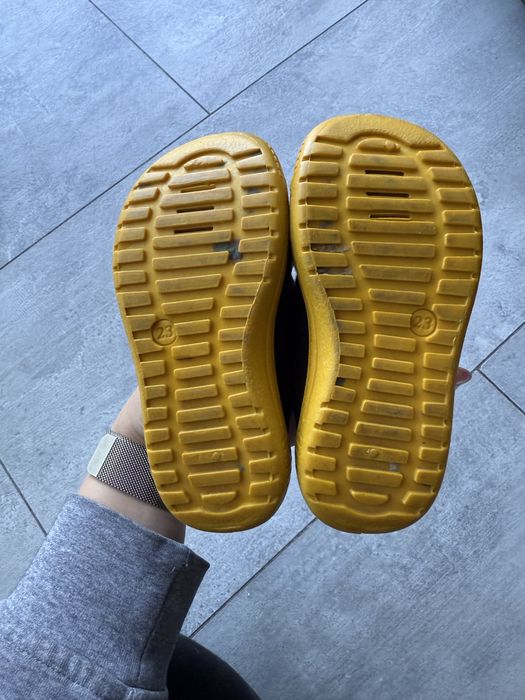 Czarne kapcie chłopięce rozmiar 23