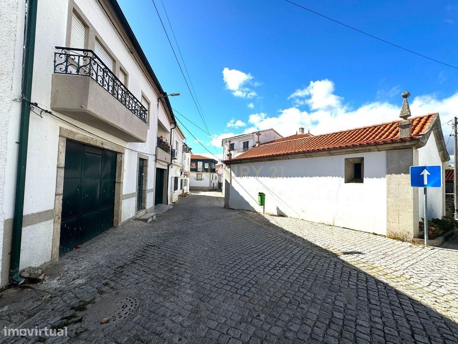 Moradia no Douro com Vinha, Sobreiros, Olivais e Terreno Urbano, Casta