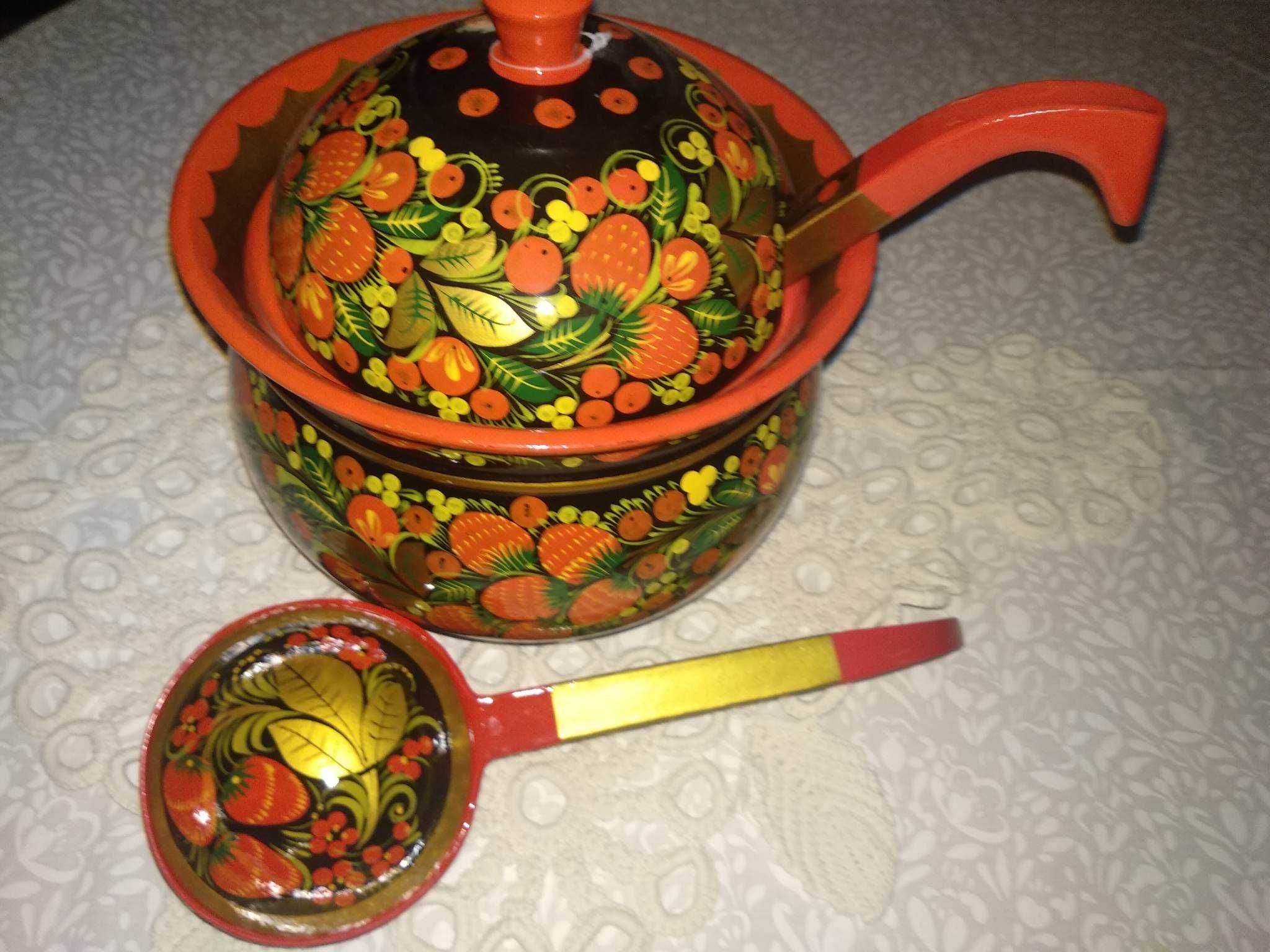 Rosyjska waza folk i dwie łyżki wazowe Khokhloma