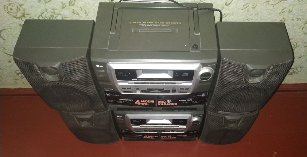 Музыкальный центр LG, диск, радио работает.