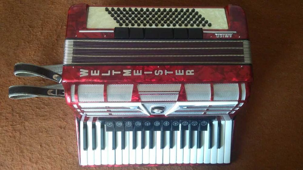 Продам аккордеон WELTMEISTER - AMIGO (Германия) с документами и чехлом