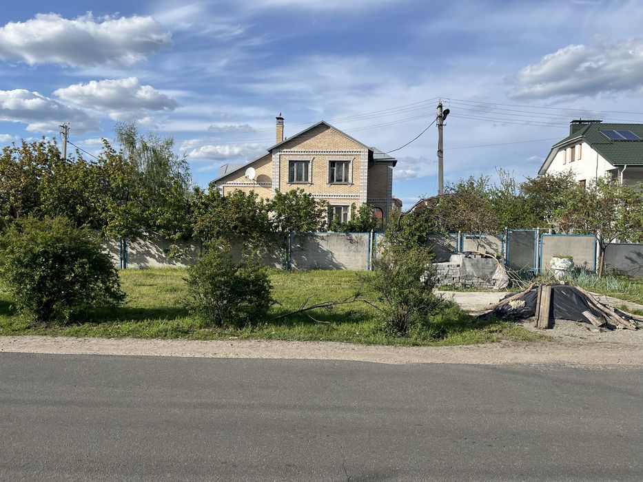 Центр. Двоповерховий будинок з земельною ділянкою 8 соток