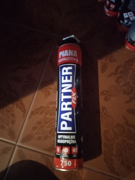 Dużo sztuk pianek montażowych idealny stan