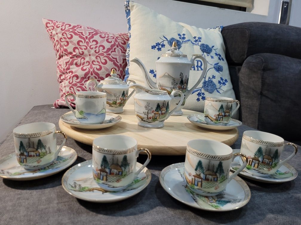 Conjunto encantador de louça antigo