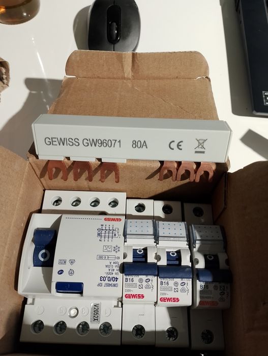 Zestaw 1xWyłącznik  GW9489,  3x wyłacznik GW92508, zacisk grzebieniowy