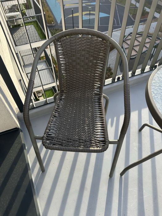 Sprzedam stół z krzesłami.