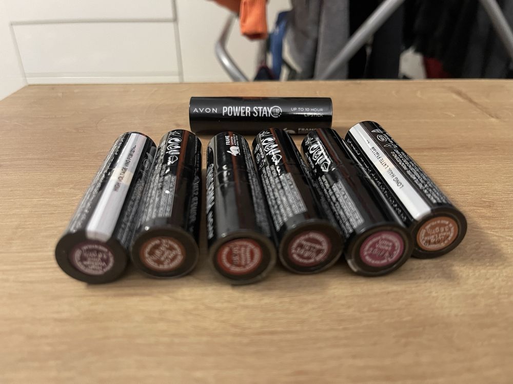 Pomadki Avon Power Stay