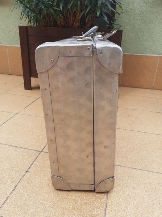 Duża walizka aluminiowa 76x47x19
