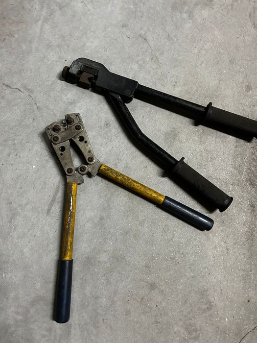 Rebitadeira e alicate de cravar – conjunto de ferramentas manuais