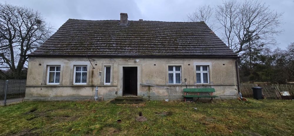 Siedlisko wiejskie z domem i zabudowaniami