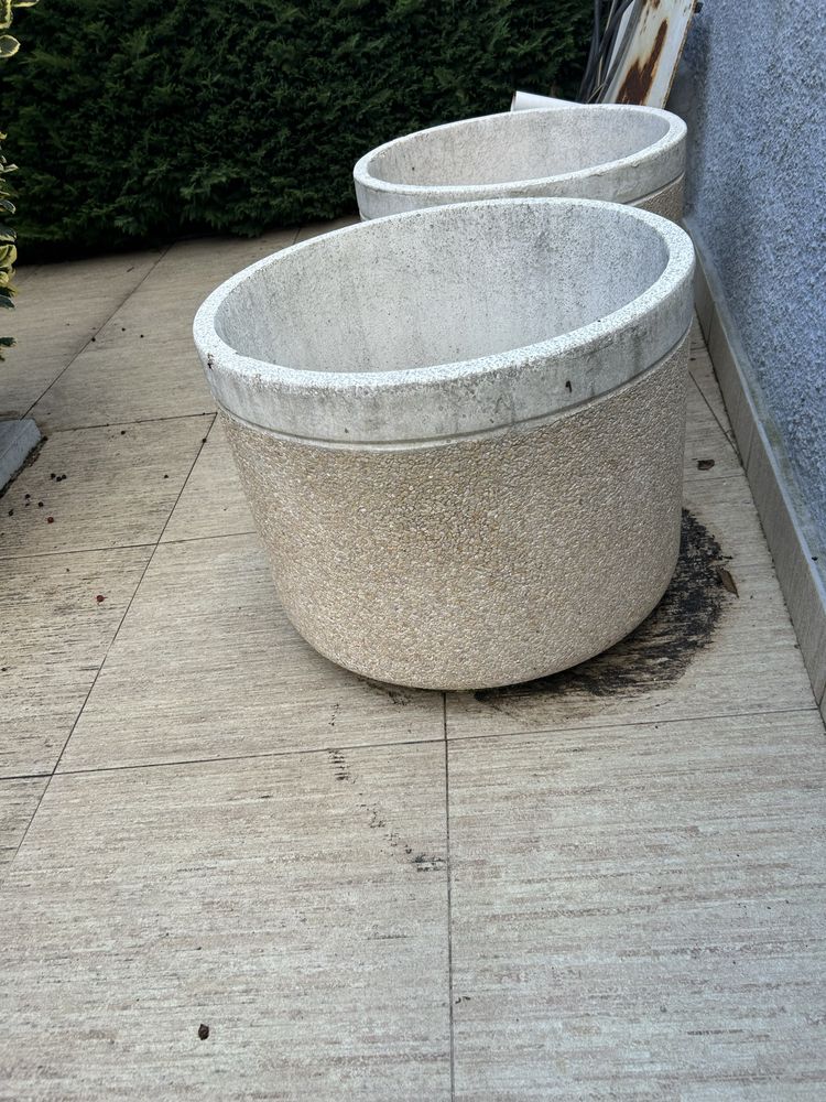 Dois vasos em pedra