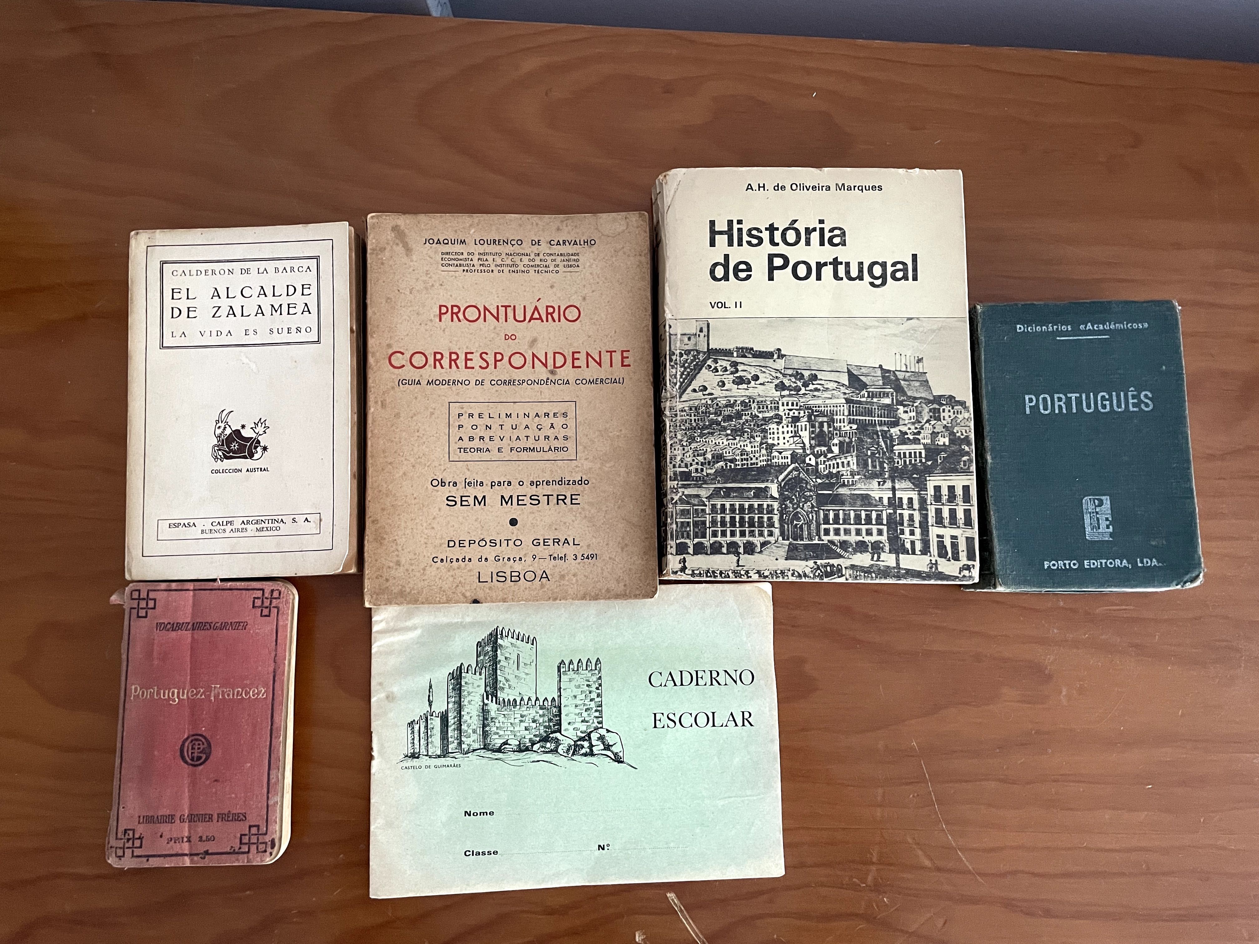 Livros e caderno antigo sem estar usado