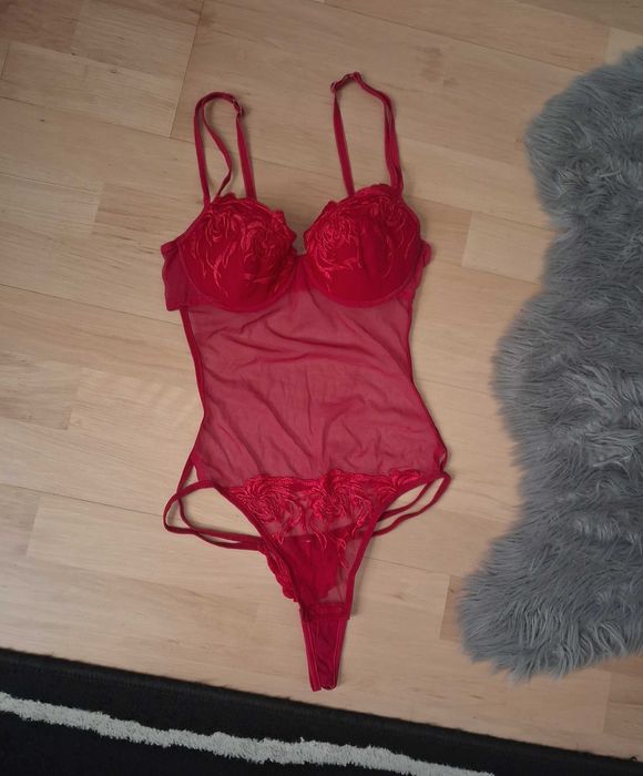 Czerwone tiulowe body z haftem
