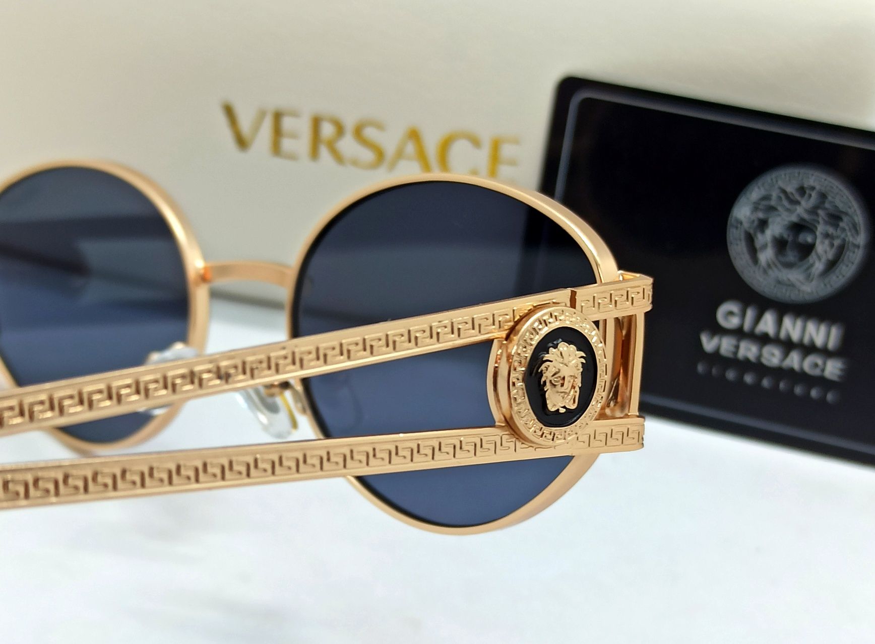 Versace стильные унисекс очки черные овальные в золотом металле VE6747