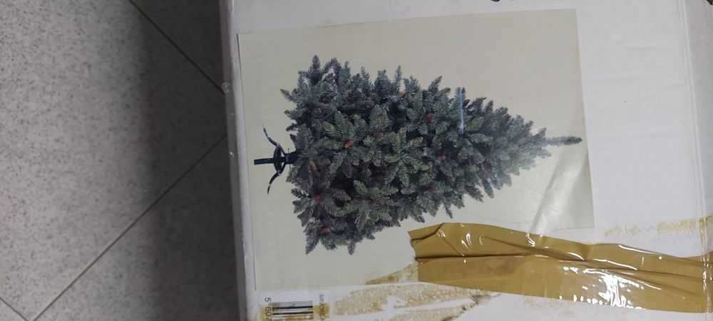Vendo árvore de natal com 1.80 cm de altura Com pinhas