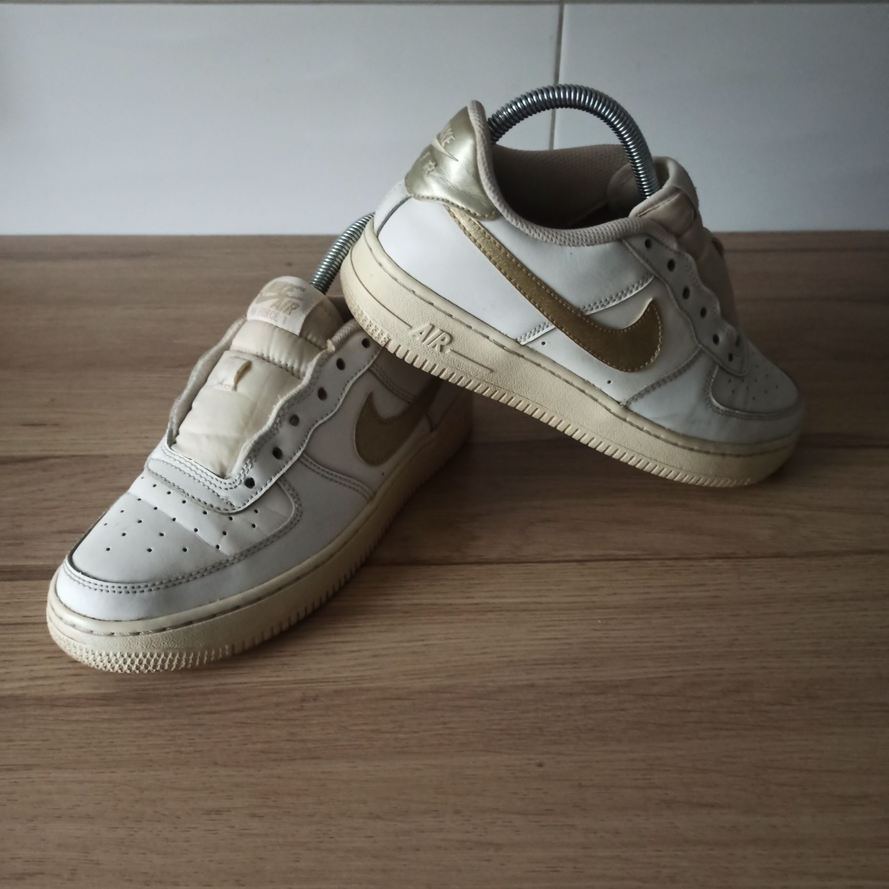 Sneakersy damskie Nike Air Force 1GS  rozmiar 37  biały złot
