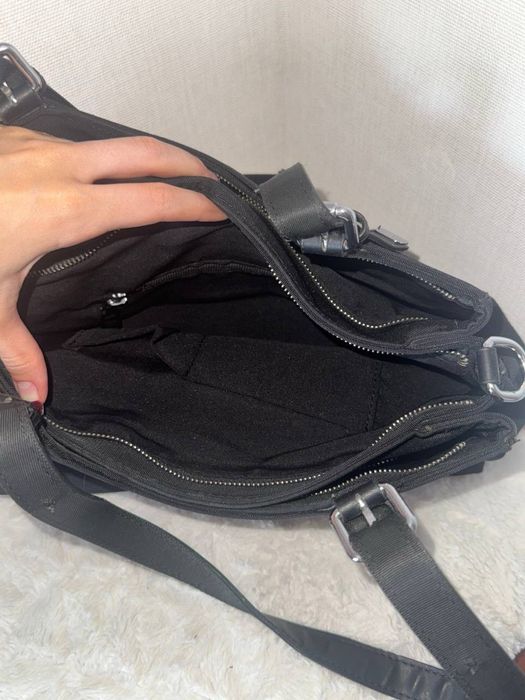 Велика чорна містка сумка