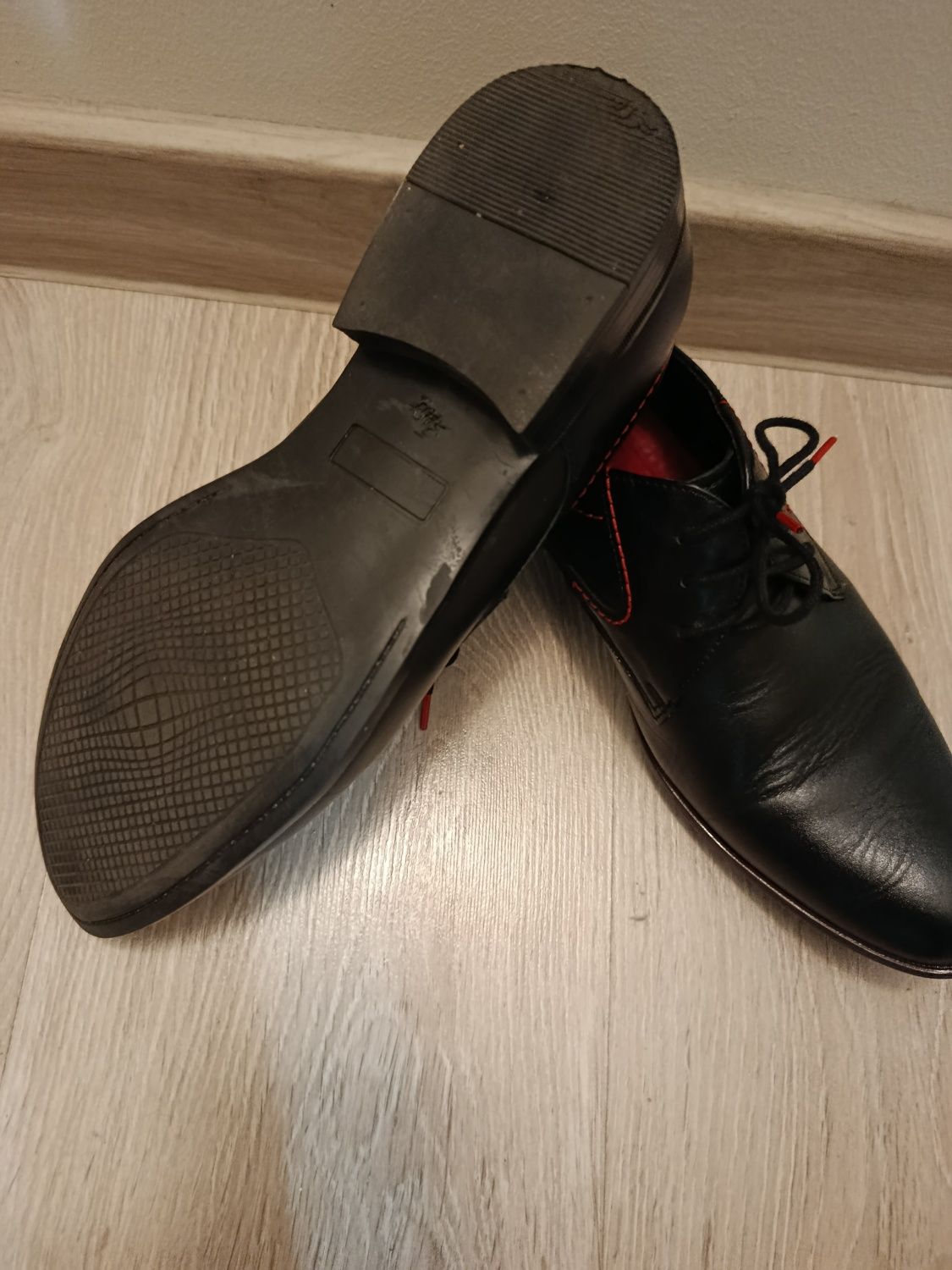 Buty wizytowe czarne z czerwonymi obszyciami