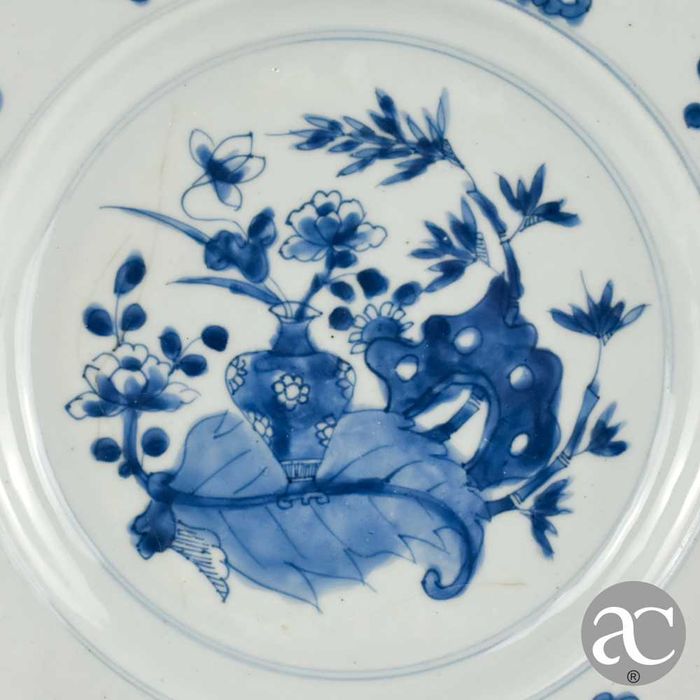 Grande Prato China, com jarra de flores, período Kangxi, 27,4 cm