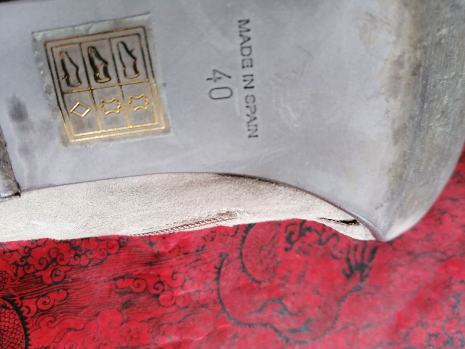 Botins com saltos-altos