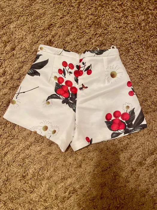 Білі шорти високої посадки з яскравим принтом