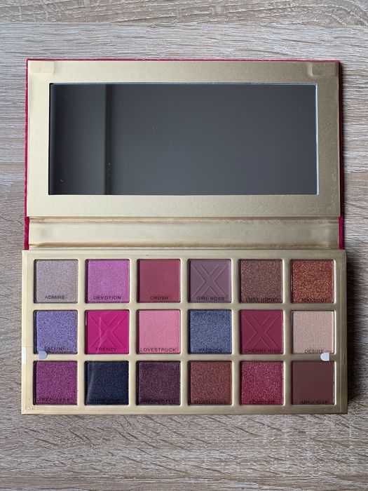 Passion Luxx Revolution Paleta cieni do powiek