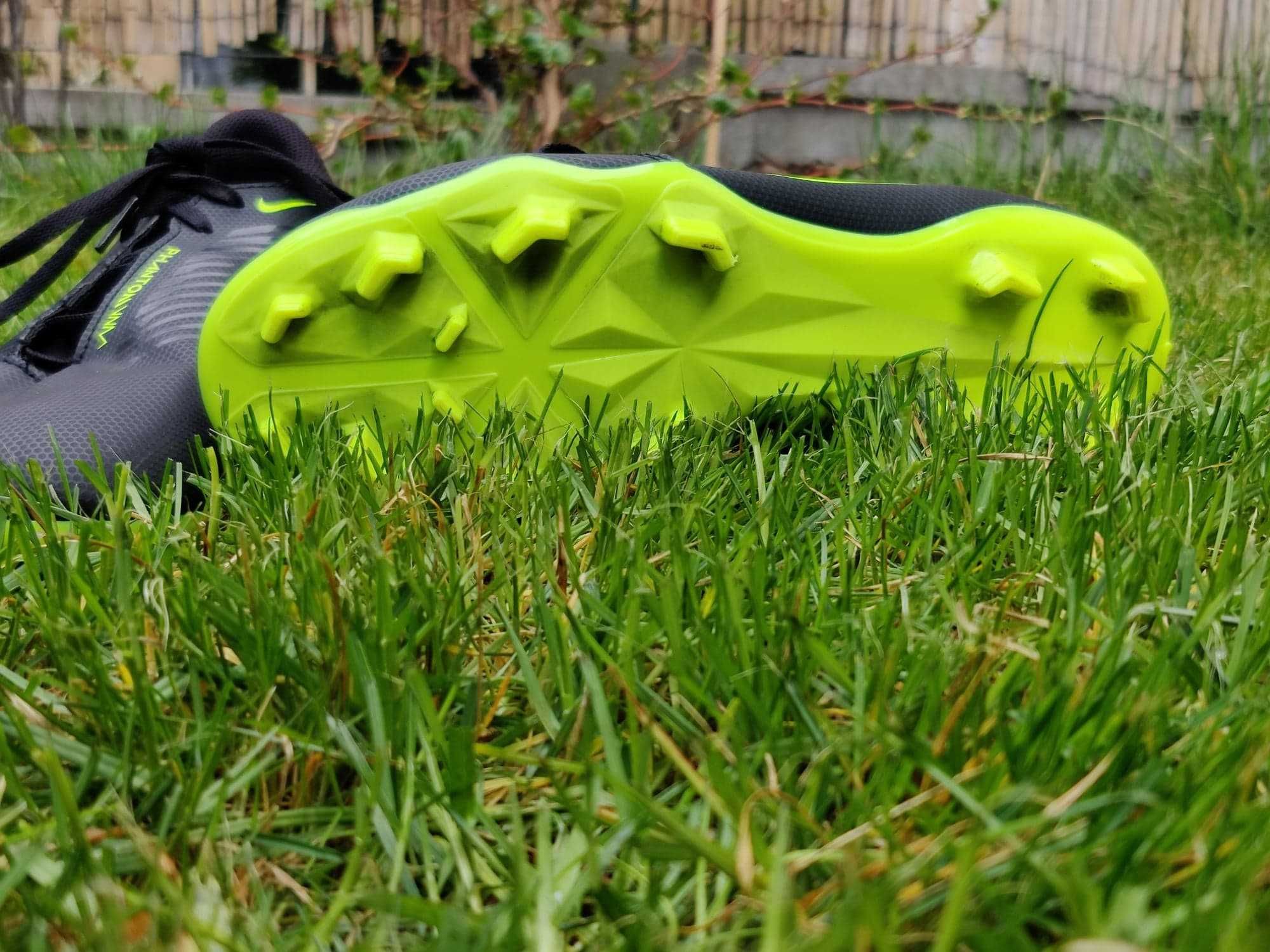 Nike phantom korki to trawy sztucznej i żywej