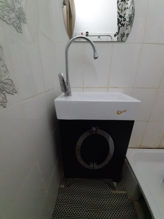 Терміново продам раковину(умивальник) з краном і шафкою