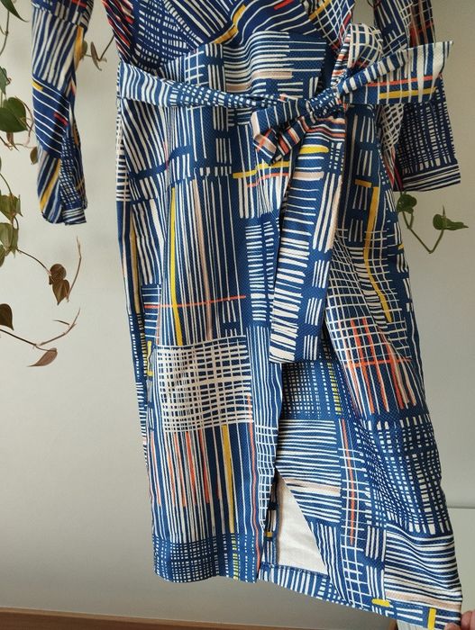 Sukienka koktajlowa, kopertowy dekolt, przewiązanie, niebieskie wzory