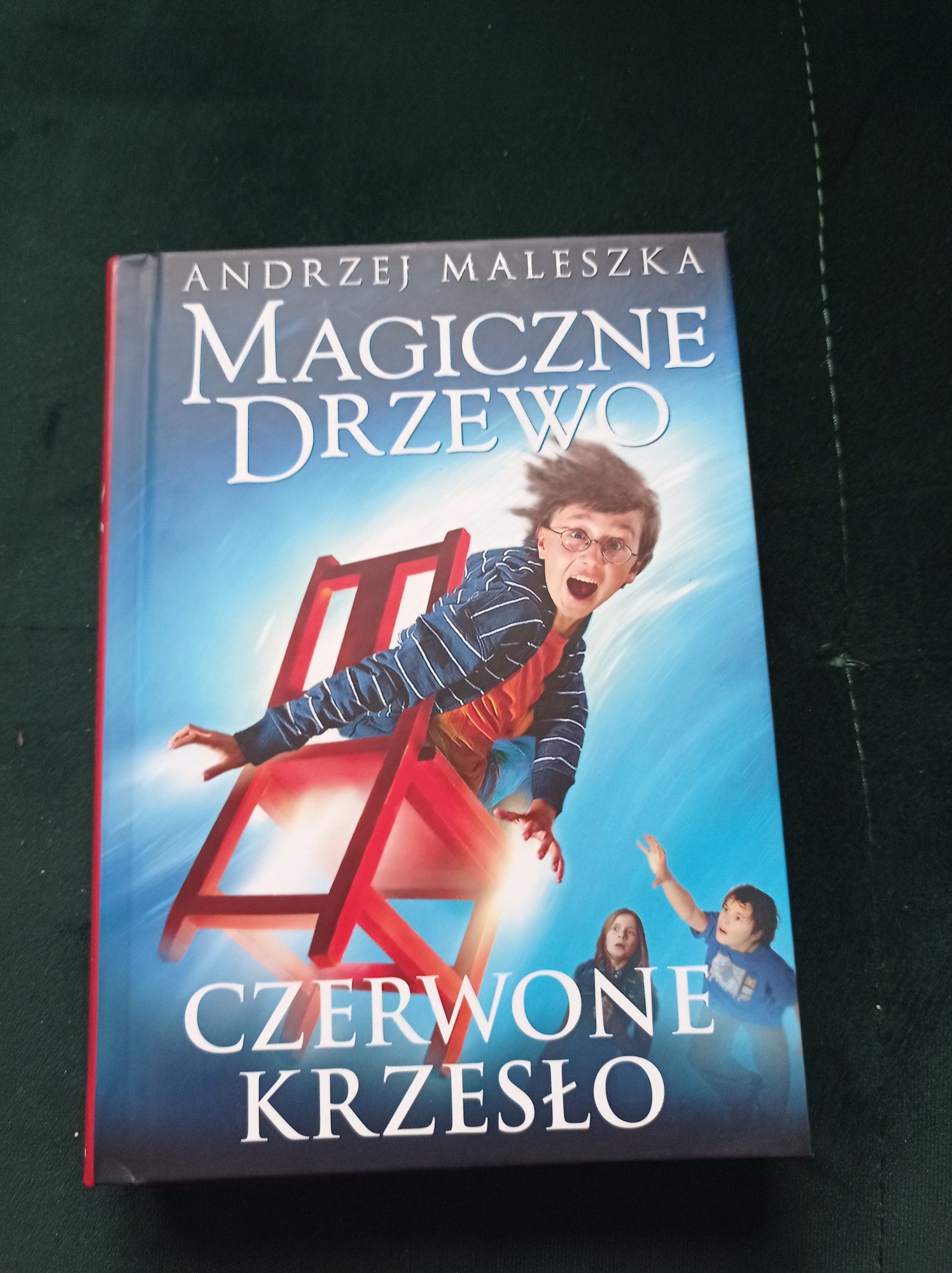 Książka magiczne drzewo czerwone krzesło