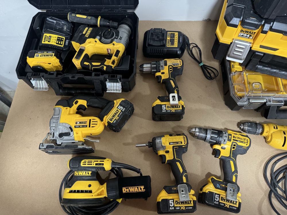 Dewalt інструмент