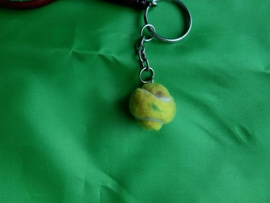 Breloczek rakieta i piłka do tenisa ziemnego