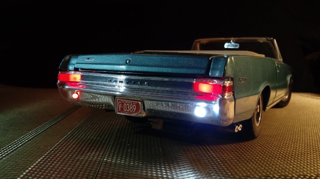 Pontiac GTO 1:18 oświetlenie LED