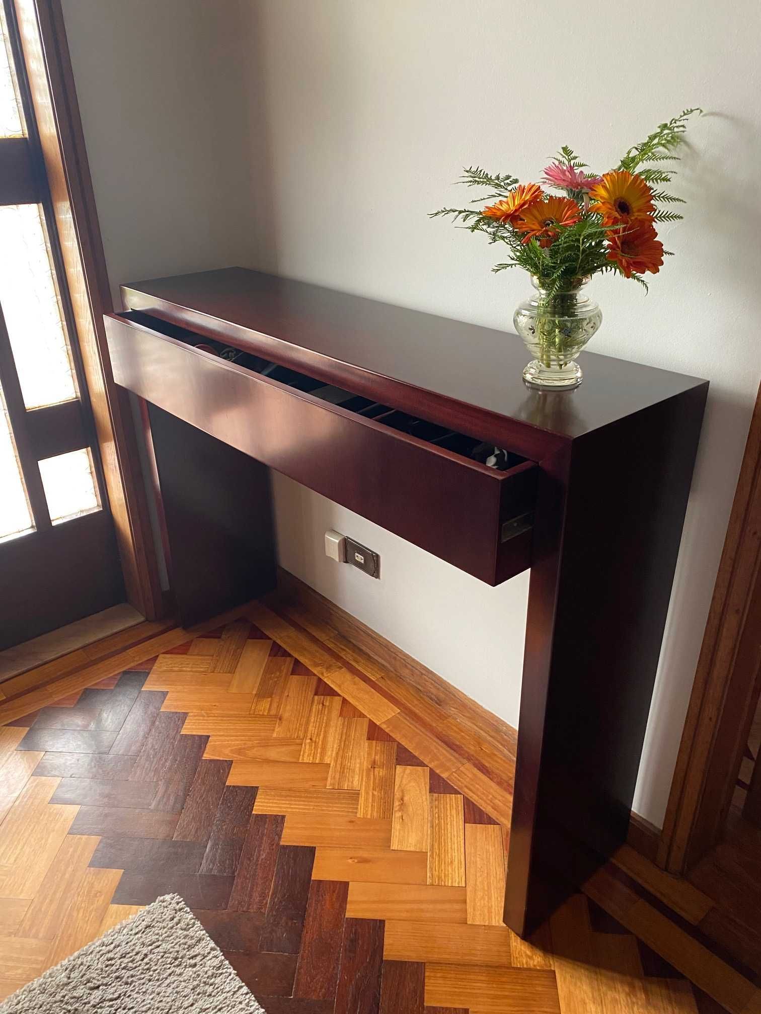 Consola de madeira com linhas modernas