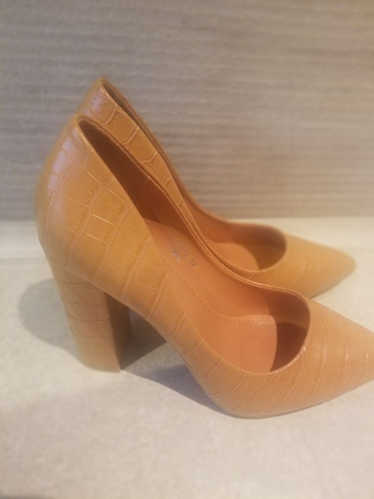 Buty na obcasie 37r