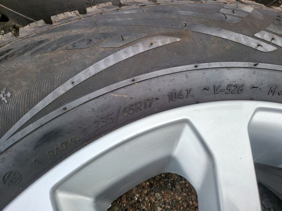 2x Opony zimowe 235/65/17 104T Viatti, 2019rok bieżnik 9mm