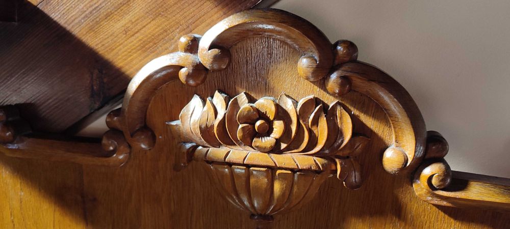 Meble zabytkowe  zdobione.