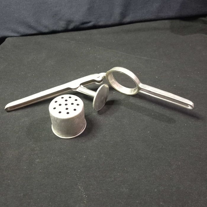 Espremedor antigo em alumínio