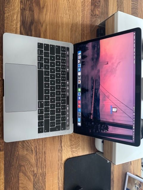 Apple MacBook Pro 13 cali wersja z touchbarem 2018